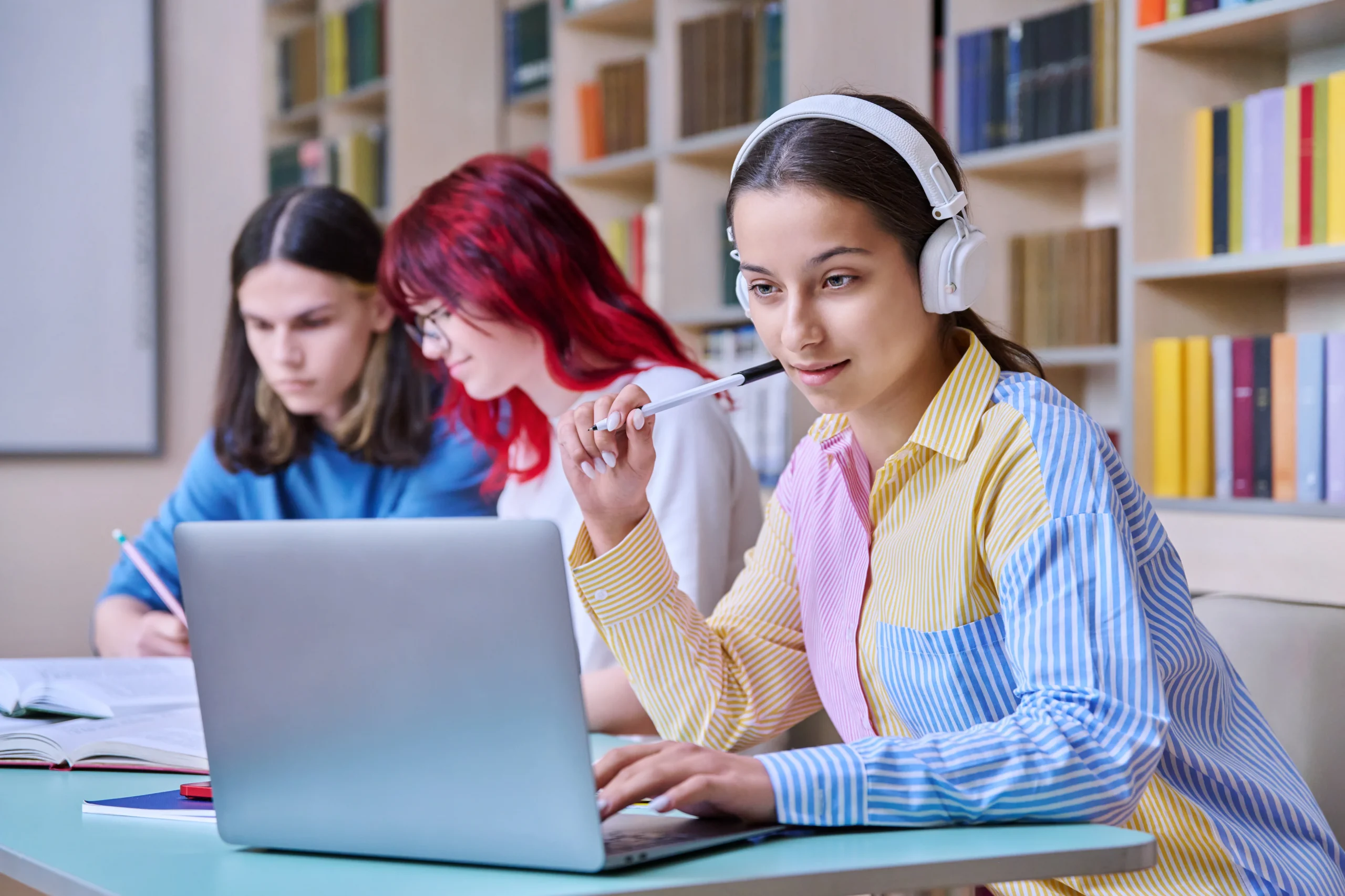 Groupe d'étudiants adolescents étudient dans la bibliothèque de l'école